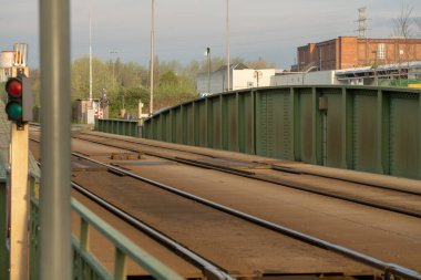 Baharın güneşli bir gününde demir salıncak treni köprüsü