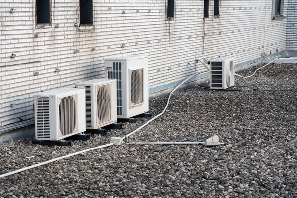 bir düz çatı orada büyük bir bina üzerinde Klima Soğutma