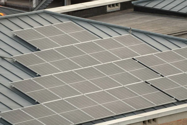 Konut Alanındaki Bir Binada Çatıda Güneş Panelleri Var — Stok fotoğraf