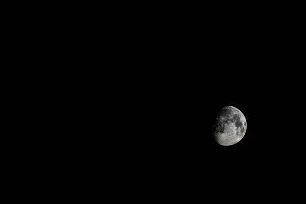 在一个美丽的夜晚 天空中这美丽的月亮 — 图库照片