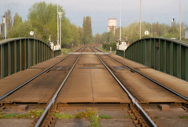 Baharın güneşli bir gününde demir salıncak treni köprüsü