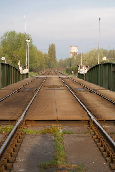 Baharın güneşli bir gününde demir salıncak treni köprüsü