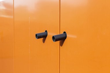 Kanalizasyon tıkansa bile yağmur suyu hala düz bir çatının yağmur giderinden geçebilir.