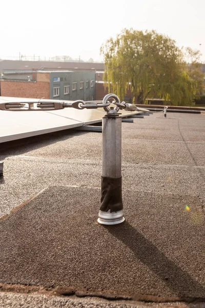 Çatıdaki Paslanmaz Çelik Güvenlik Kablosu Sizin Güvenliğiniz Için — Stok fotoğraf