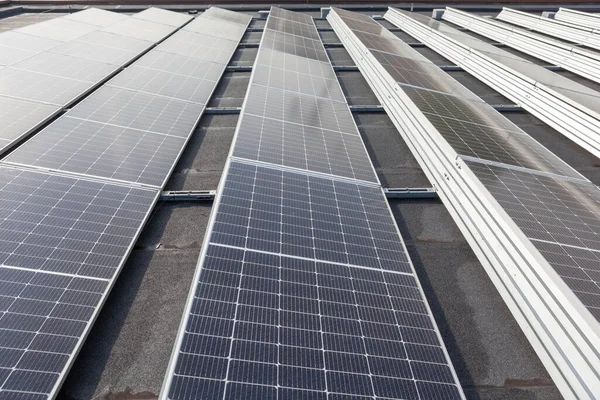 Edifício Uma Área Residencial Painéis Solares Telhado Dia Ensolarado — Fotografia de Stock