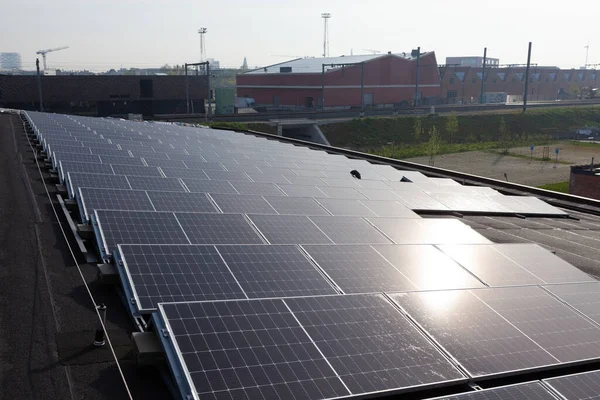 Een Gebouw Een Woonwijk Staan Zonnige Dag Zonnepanelen Het Dak — Stockfoto