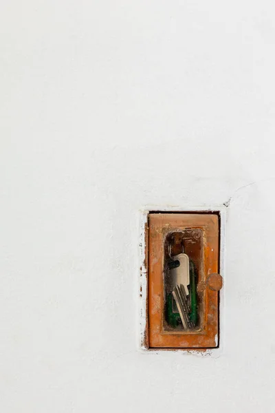 Αυτό Μοναδικό Κλειδί Ντουλάπι Είναι Ενσωματωμένο Στον Τοίχο Δίπλα Μια — Φωτογραφία Αρχείου