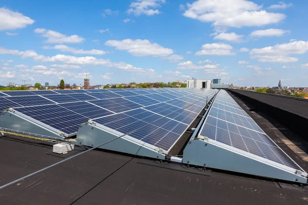 Auf Einem Gebäude Einem Wohngebiet Gibt Sonnenkollektoren Auf Dem Dach — Stockfoto