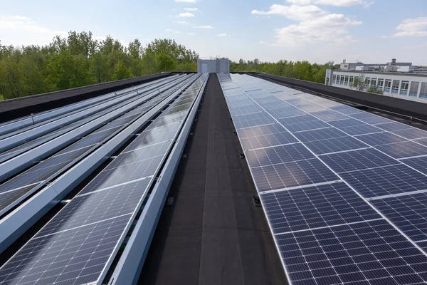 Edificio Una Zona Residencial Hay Paneles Solares Techo Día Soleado — Foto de Stock