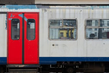Tren istasyonunda bir tren kapısı kapanıyor.