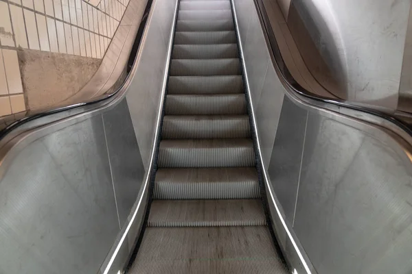 Estación Tienen Una Escalera Mecánica Lado Las Escaleras —  Fotos de Stock