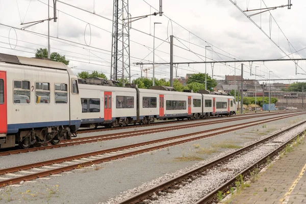 Bahnhof Wartet Ein Zug Mit Geschlossenen Türen — Stockfoto