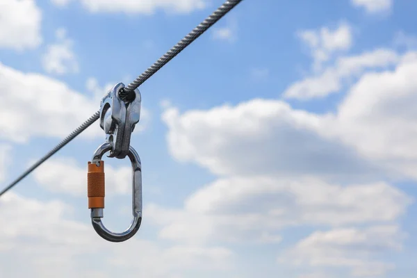 Ten Kabel Bezpieczeństwa Stali Nierdzewnej Dachu Jest Dla Twojego Bezpieczeństwa — Zdjęcie stockowe