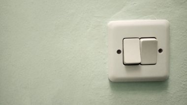 Kapat Işığı, duvarın sağındaki pozisyonda ve soldaki boşlukta..