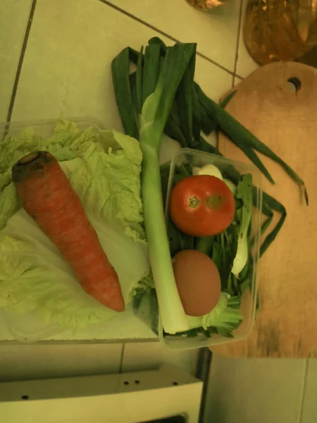 Różne Warzywa Kuchni Gotowe Gotowania Warzywami Pomidorami Marchewką Jajkiem — Zdjęcie stockowe