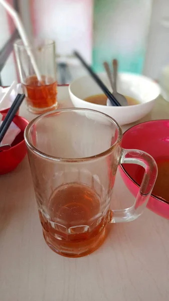 杯子里有剩下的茶和用来吃汤面的碗 — 图库照片