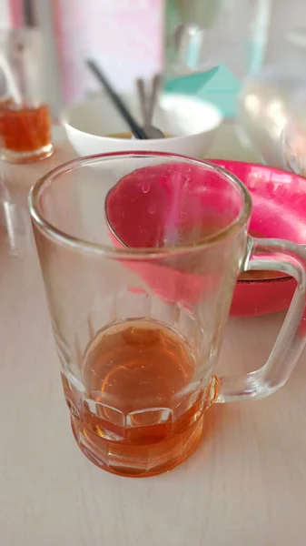 グラスには お茶の残りの部分とスープ麺を食べるために使用ボウルが含まれています — ストック写真