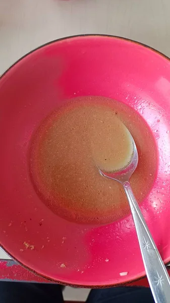 Mangkuk Merah Digunakan Untuk Makan Sup Mie Dengan Sedikit Saus — Stok Foto