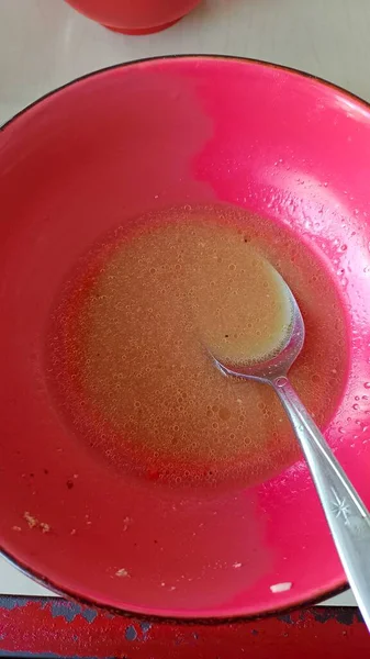 Mangkuk Merah Digunakan Untuk Makan Sup Mie Dengan Sedikit Saus — Stok Foto