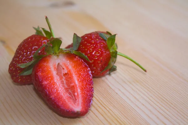 Erdbeeren auf hellem Hintergrund in Nahaufnahme — Stockfoto