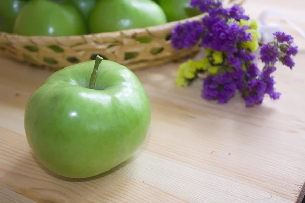 Зеленые яблоки в корзине на светлом фоне — стоковое фото