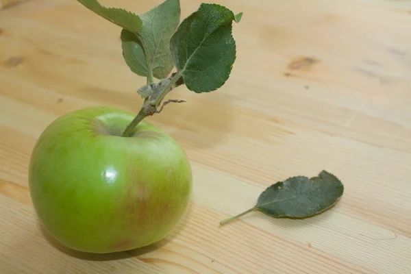 Grönt äpple på en ljus bakgrund — Stock fotografie