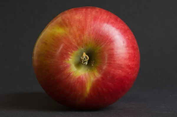 Jablka na tmavém pozadí zblízka — Stock fotografie