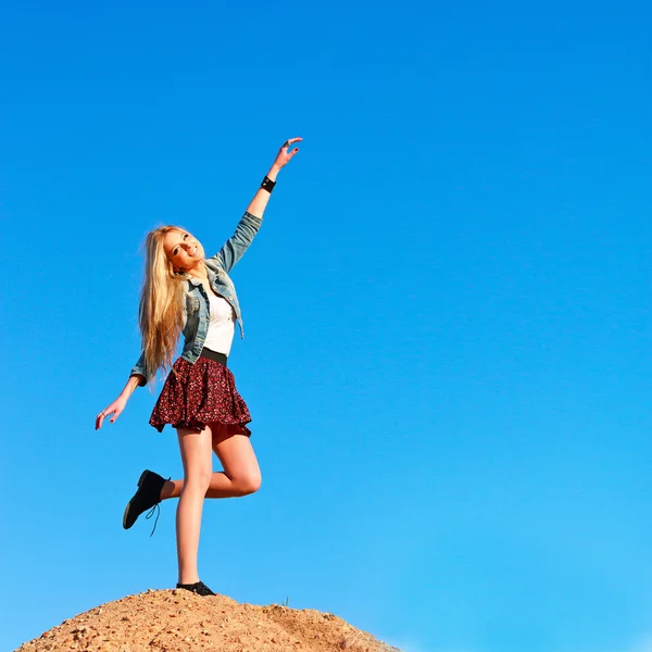 Beautiful woman posing in summer. — Stock Photo, Image