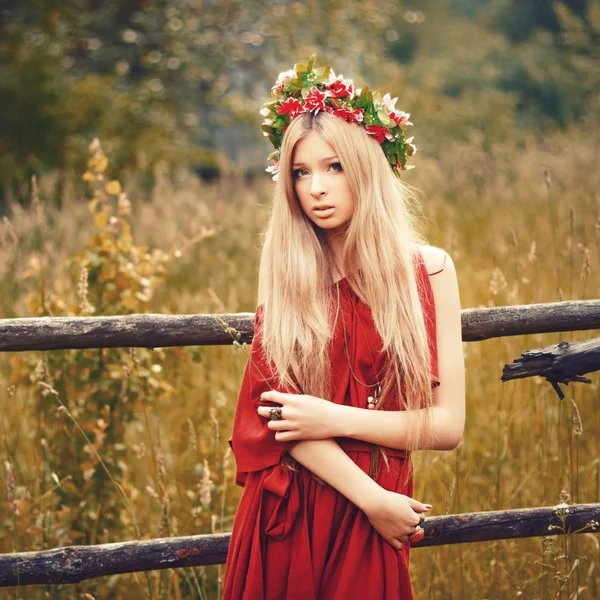 Gadis dengan bunga di kepalanya — Stok Foto