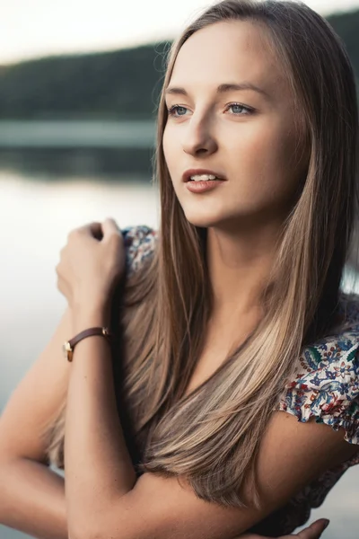 Hermosa joven adolescente chica en la orilla del río — Foto de Stock