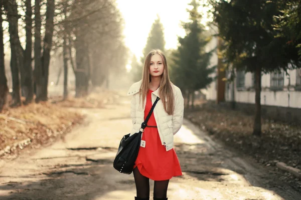 Flickan promenerar i staden — Stockfoto