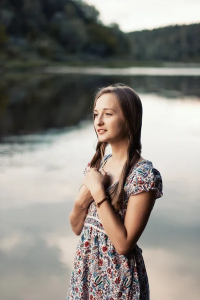 Jeune femme blonde près du lac — Photo