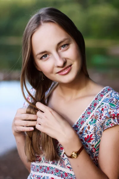 Jonge blonde vrouw bij het meer — Stockfoto