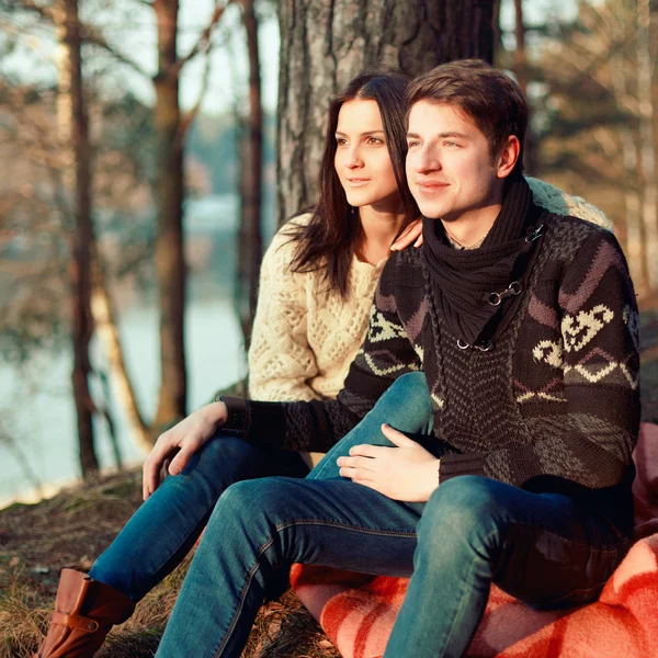 Casal sentado no chão no parque . — Fotografia de Stock