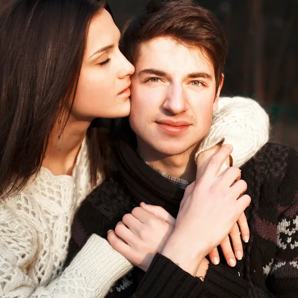 Sensual outdoor portrait of young couple in love — Stockfoto