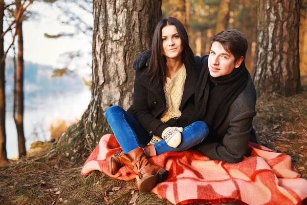 Pareja sentada en el suelo en el parque . — Foto de Stock