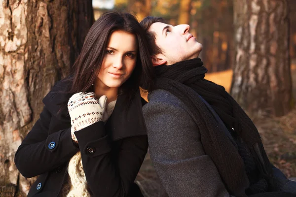 Heureux jeune couple dans le parc — Photo