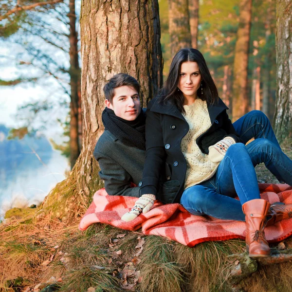 Casal sentado no chão no parque . — Fotografia de Stock