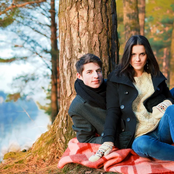 Paret sitter på marken i parken. — Stockfoto