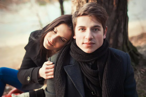 Couple sitting on the ground in park. — Stok fotoğraf