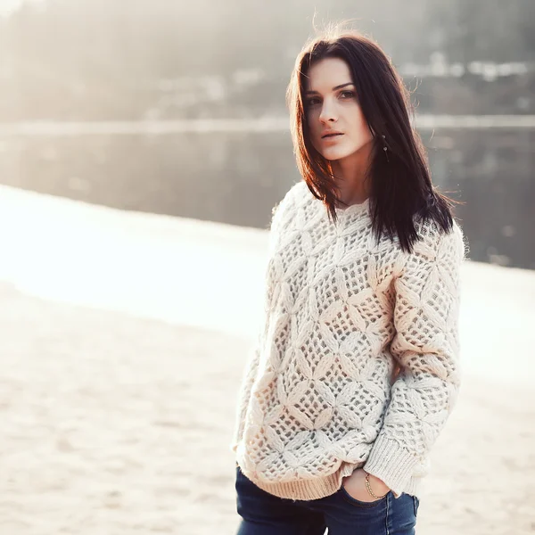 Young woman portrait on the beach — Stock Photo, Image