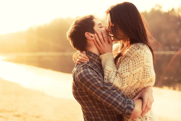 Paar verliefd zoenen op het strand — Stockfoto