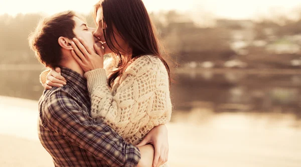 Couple amoureux embrasser sur la plage — Photo