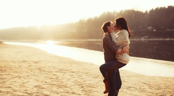 Verliebtes Paar küsst sich am Strand — Stockfoto