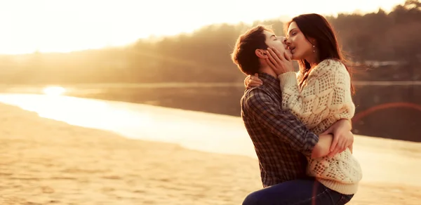 Pareja enamorada besándose en la playa — Foto de Stock