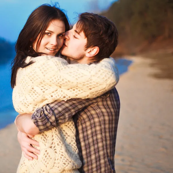 Pareja enamorada quedándose en la playa — Foto de Stock