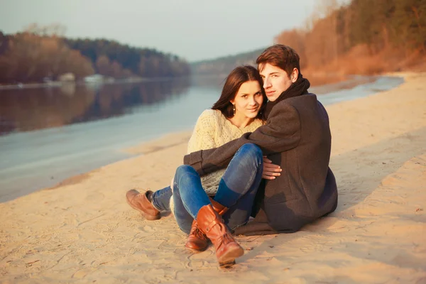 Koppel op het strand — Stockfoto