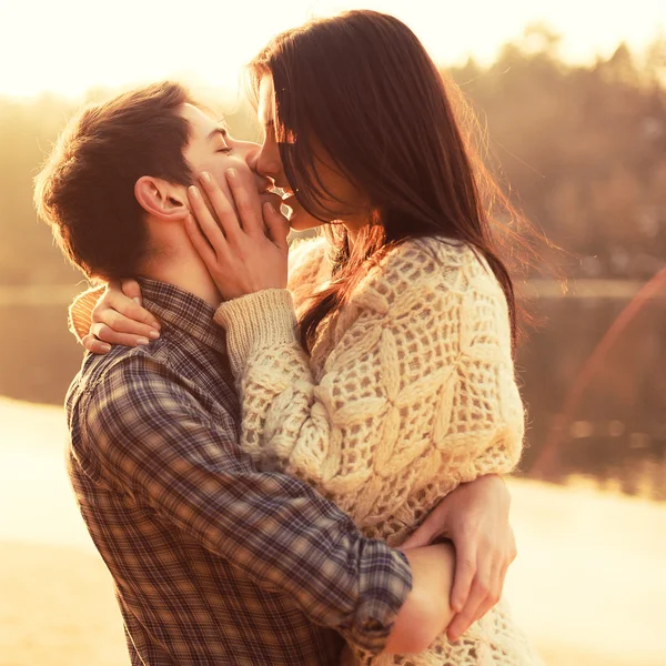 Par som älskar att kyssas på stranden Stockbild