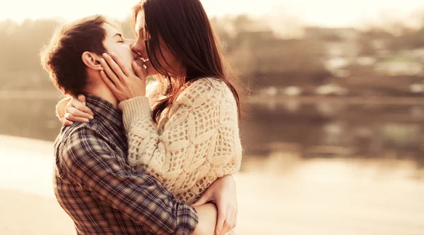 Пара влюбленных поцелуев на пляже Лицензионные Стоковые Фото