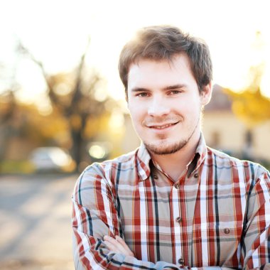 yakışıklı adam açık havada dikey.